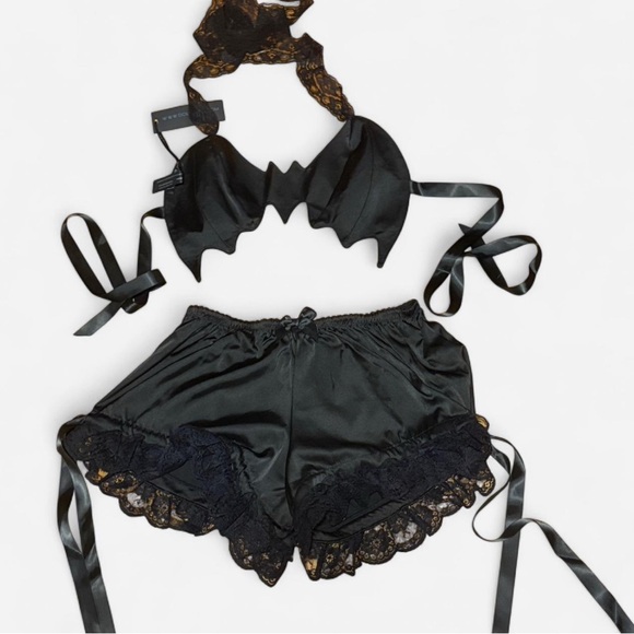 Elegant Black Satin Sleepwear Set - Picture 3 of 3